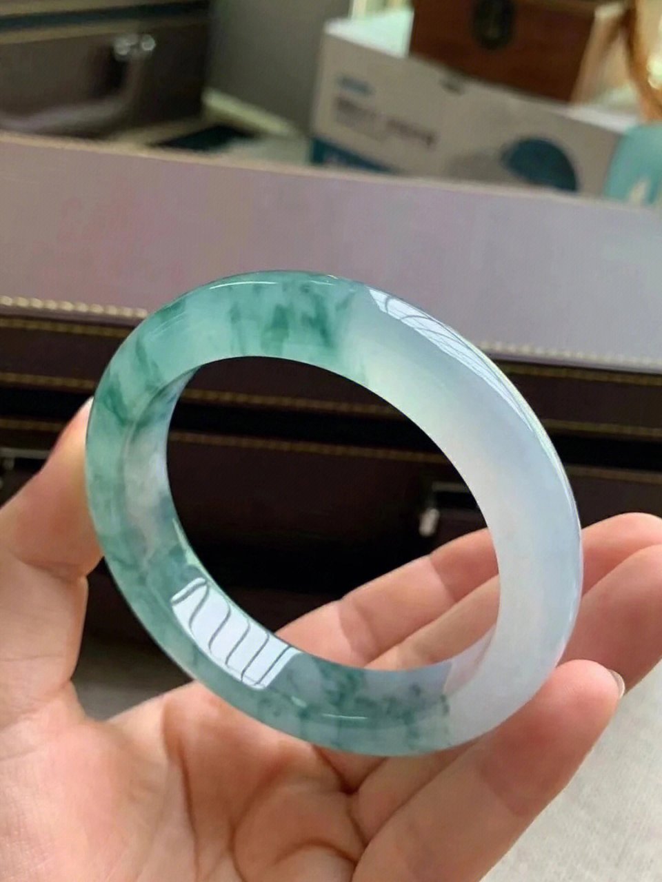 高冰飘蓝翡翠手镯 意境飘蓝花翡翠手镯,一眼万年,半山半水,意境飘蓝花