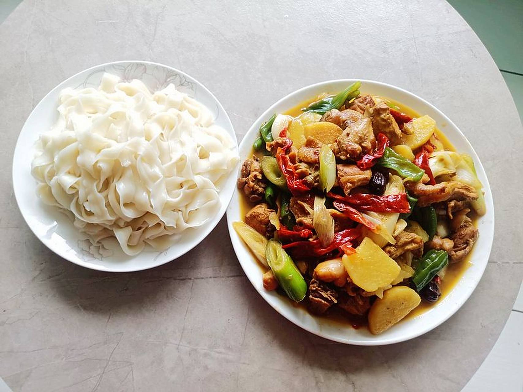 这次我做了大盘鸡配皮带面 这个组合真的是太攒劲了 986999