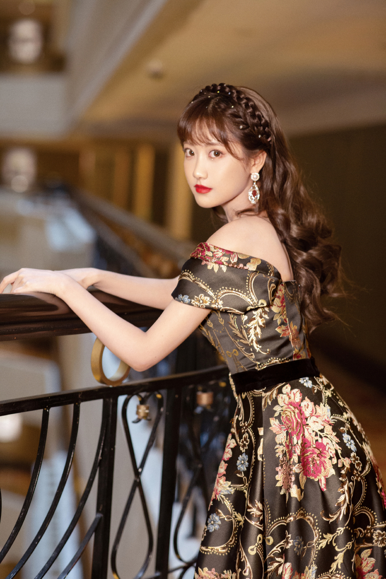 李艺彤:清新秀丽,落落大方