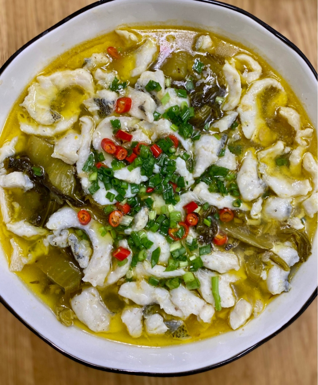 酸菜鱼的做法:  材料: - 鱼片(鲫鱼或草鱼)500克 - 酸菜200克 - 姜片5