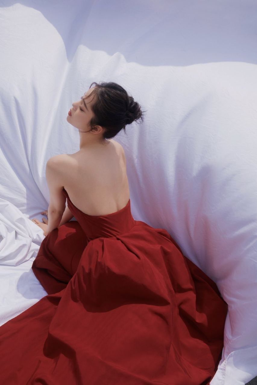 欧阳娜娜# 身穿红色露背抹胸拖尾裙,肤白貌美的容颜,性感妩媚的表情