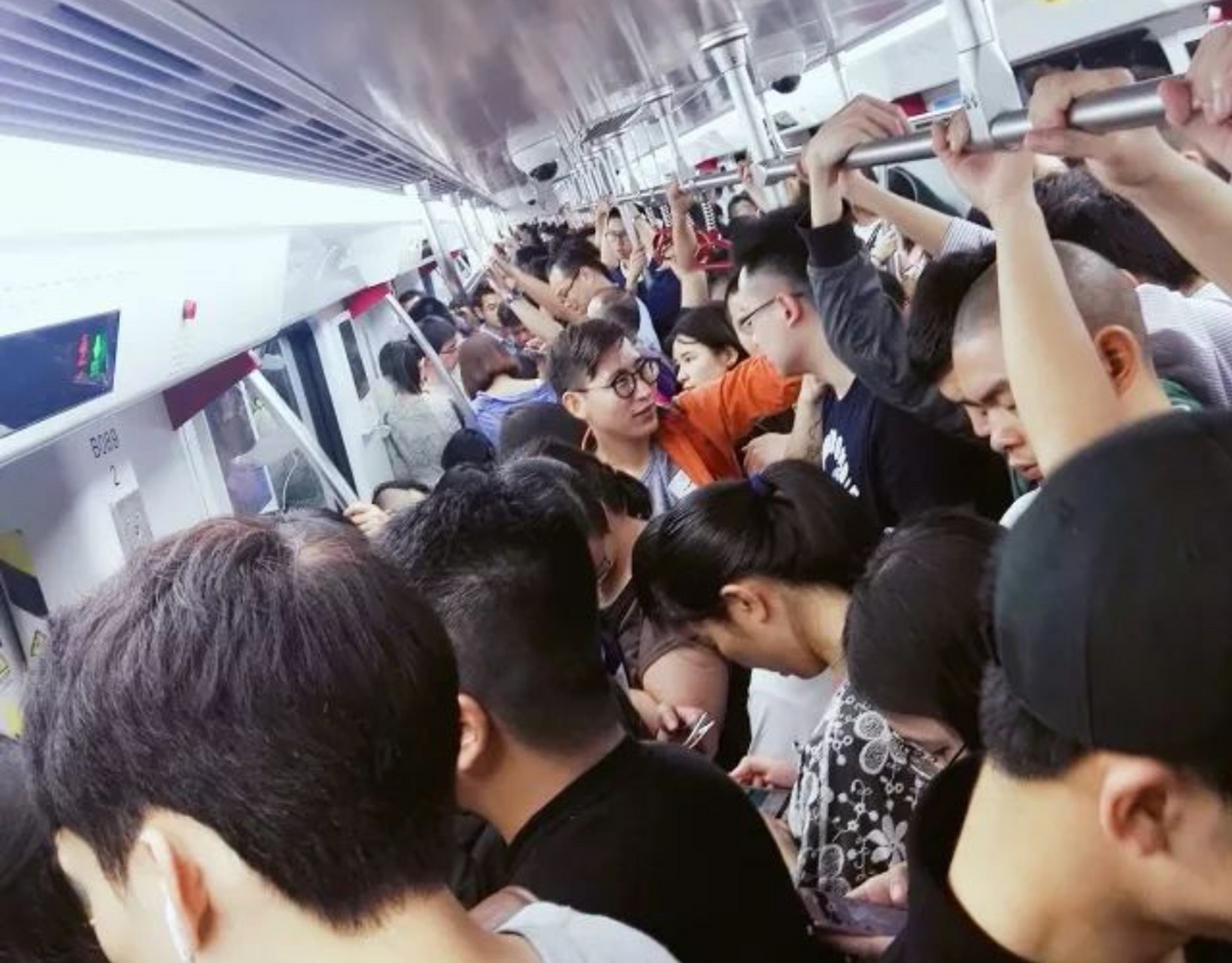早高峰的地铁上,拥挤的水泄不通,马上快到站了,我逐渐朝着门口的方向