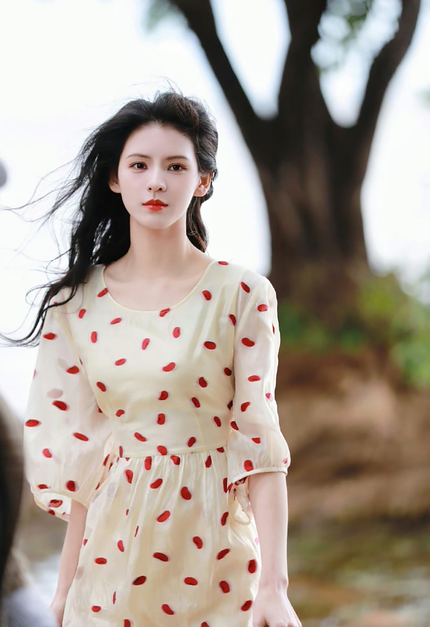 张予曦# 一袭奶黄色斑点连衣裙,肤白貌美的容颜,窈窕曼妙的身材,清纯