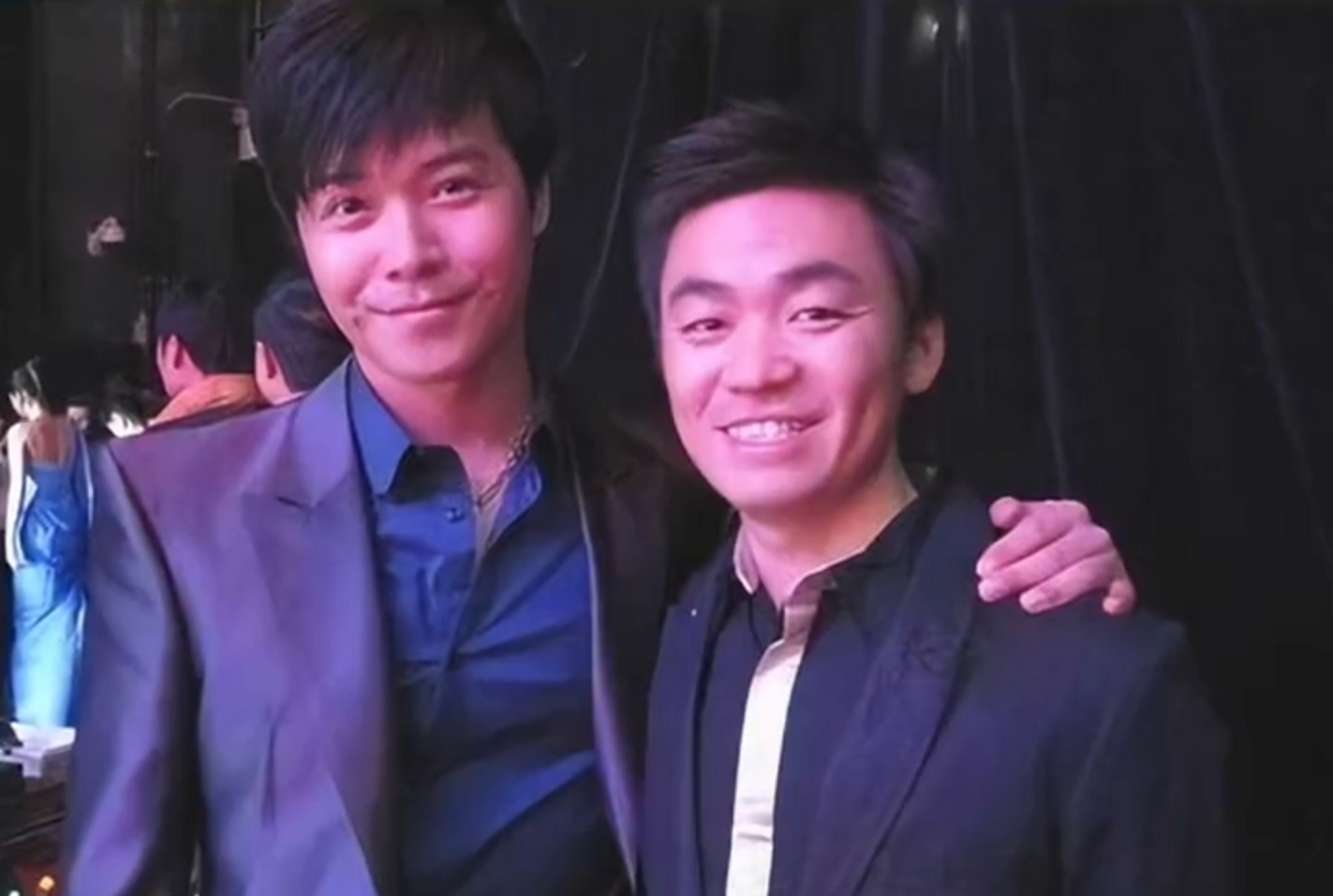 在王宝强遭遇困境时,陈思诚总是无私地伸出援手,帮助他度过难关.