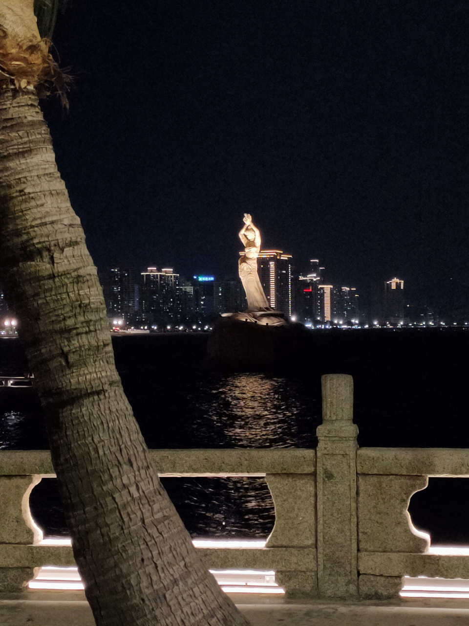 夜晚的珠海也是格外的美丽,海风吹着,一阵阵海的味道,让人舒服.