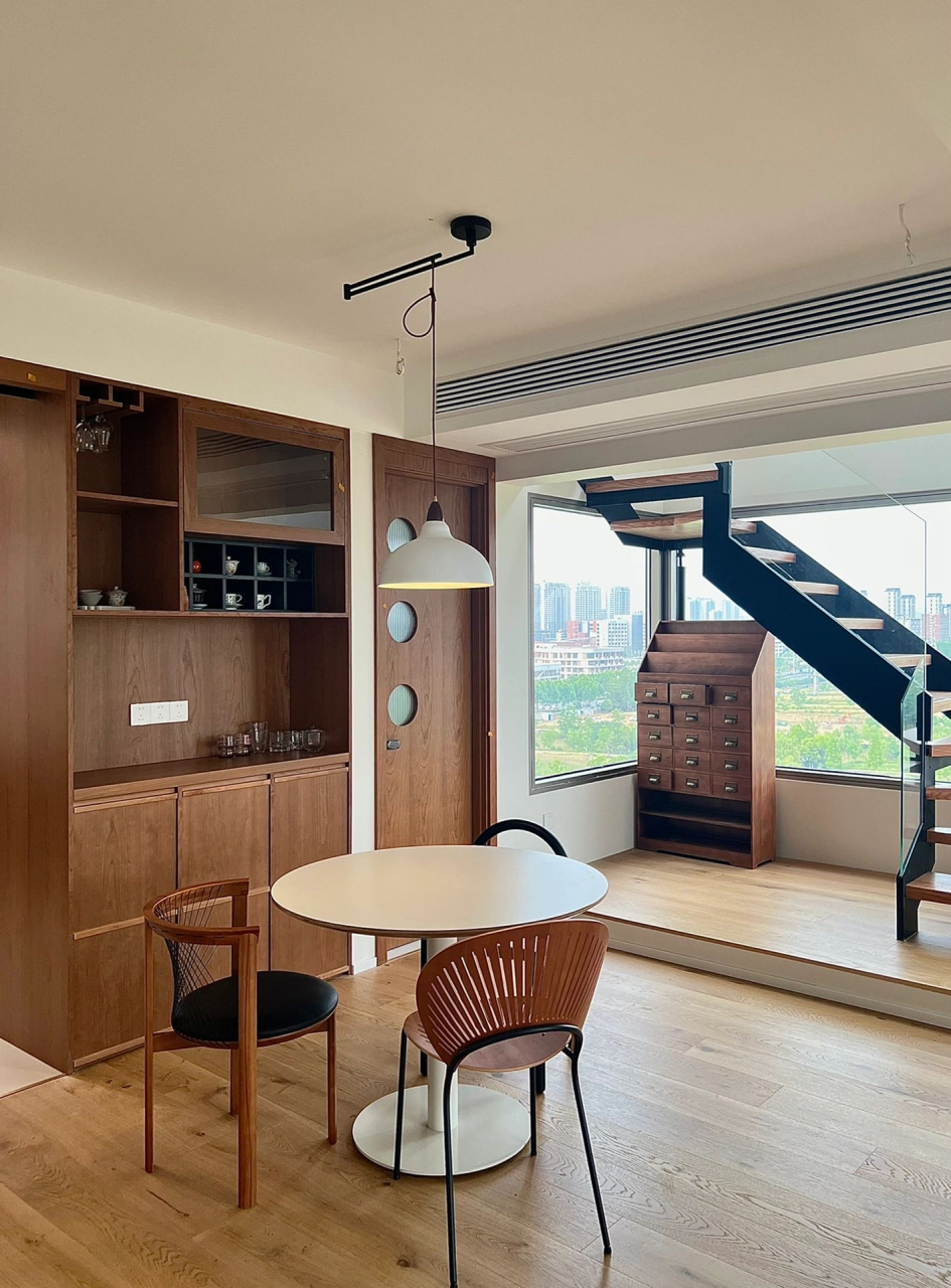 不顾家人反对把楼梯移到阳台上 原先楼梯位置又暗又窄,把楼梯挪到东阳