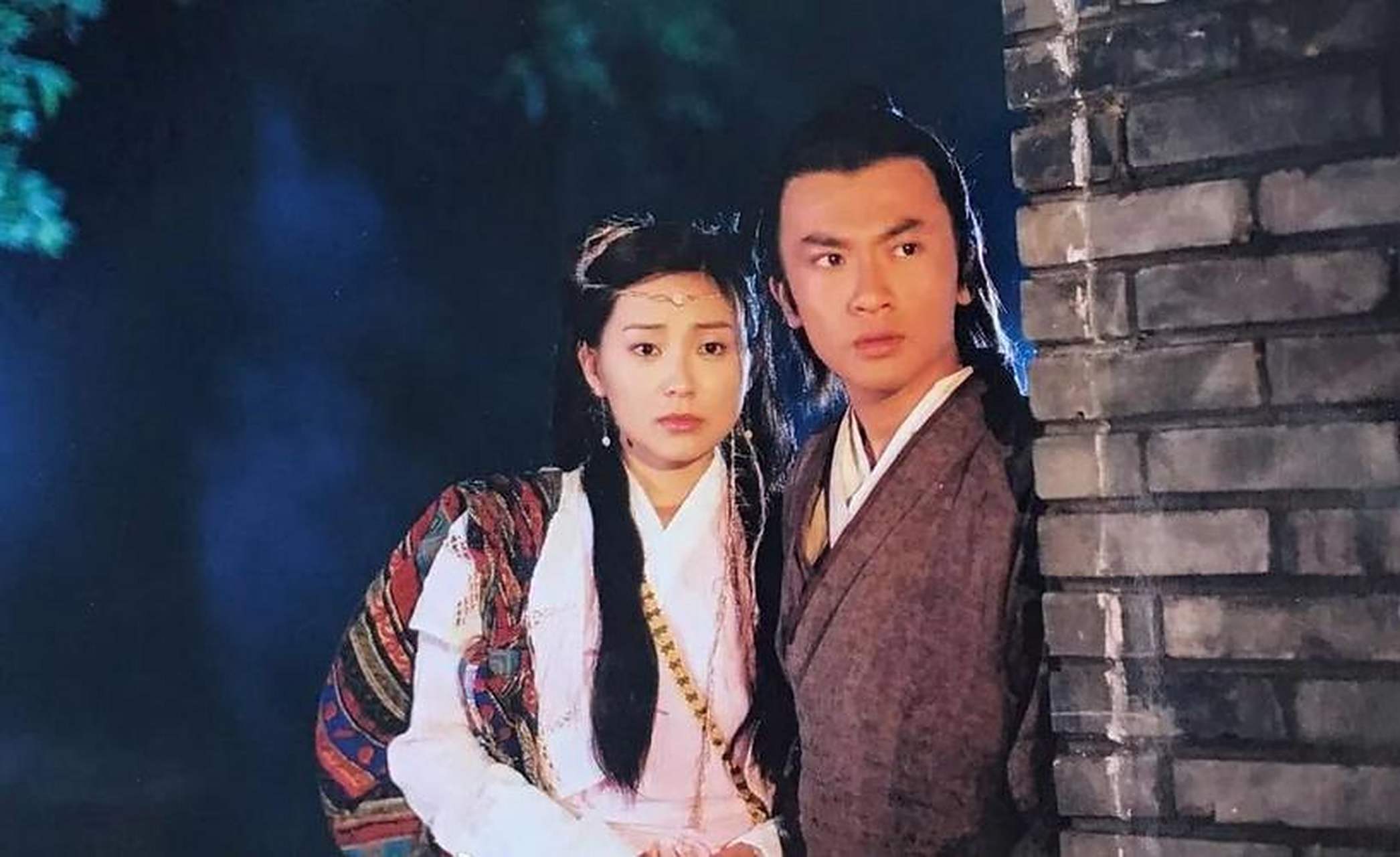 张无忌柔声道:"小昭!你为甚么待我这么好?