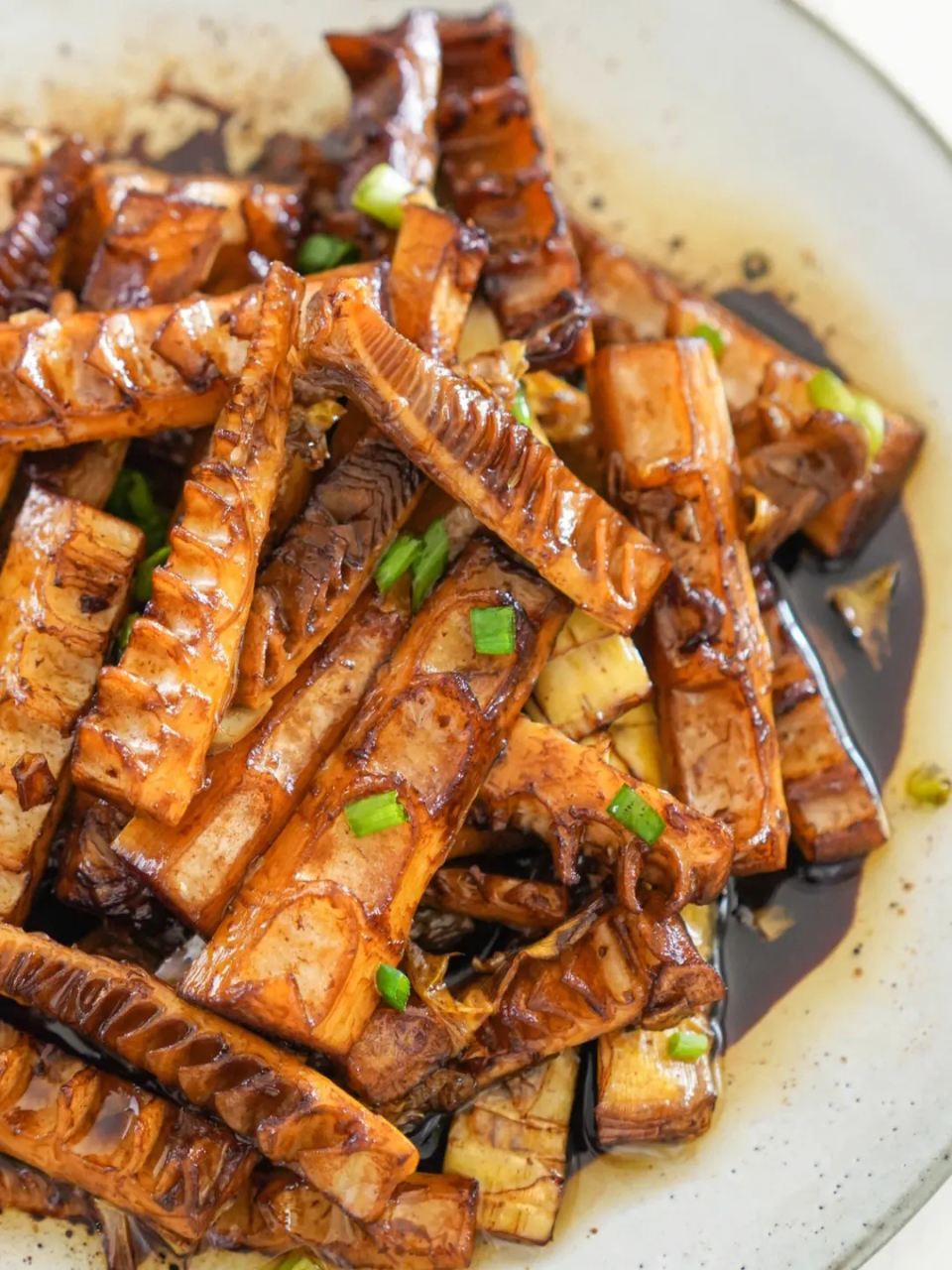 无竹令人俗,无肉使人瘦.不俗又不瘦,竹笋焖猪肉.