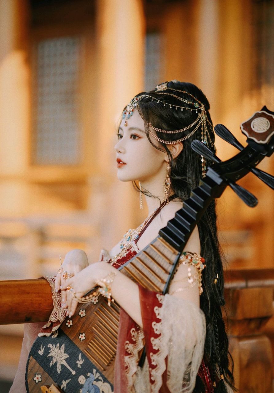 孙珍妮身穿红色古装,一身异域风情,不管是头纱还是长裙都是那么飘逸