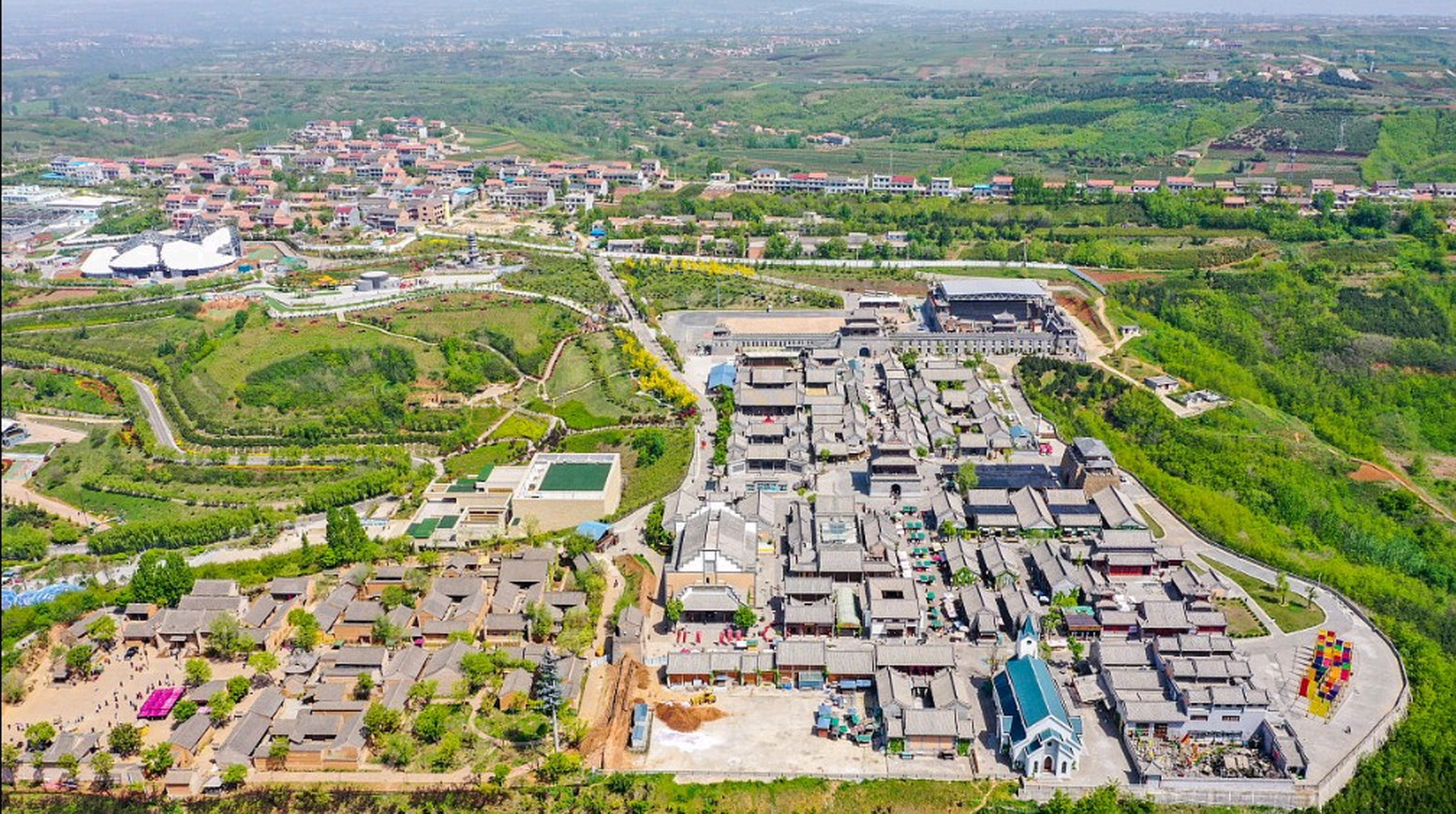 西安白鹿原影视城,位于西安市蓝田县,是一座集影视拍摄,文化旅游,休闲