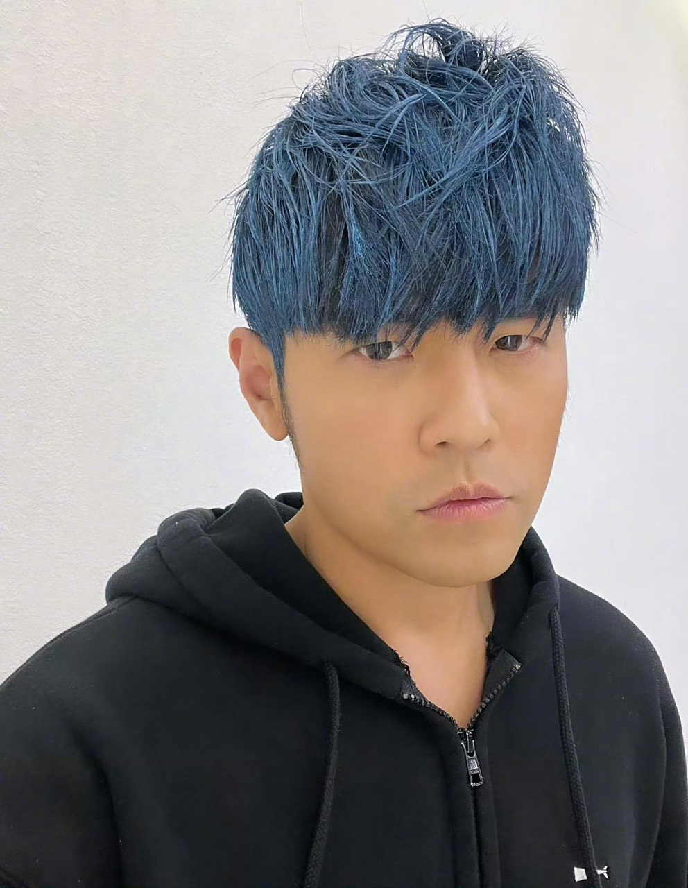 你们觉得周杰伦这个发型和头发的颜色帅不帅?