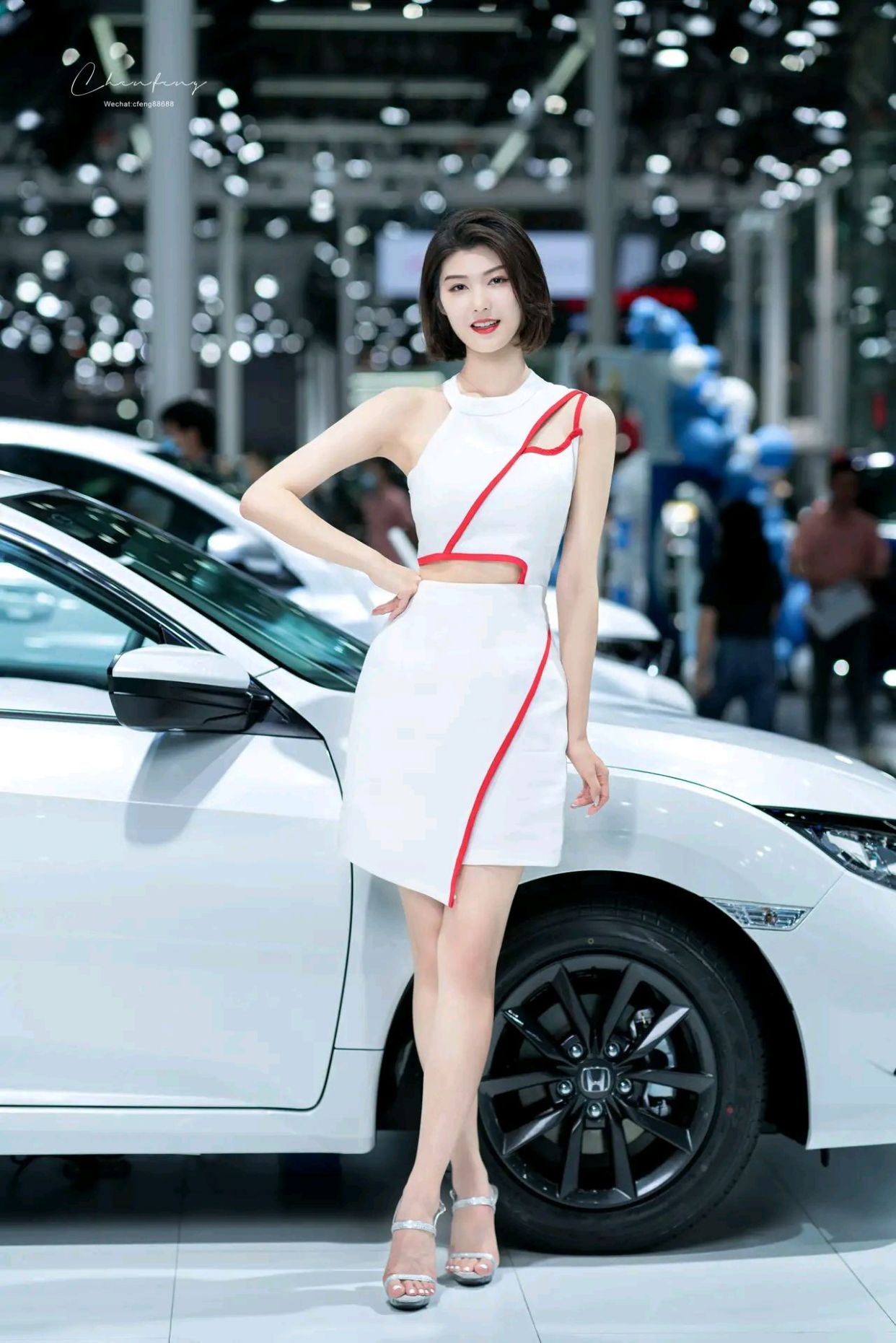 车模一袭白裙尽显妩媚动人
