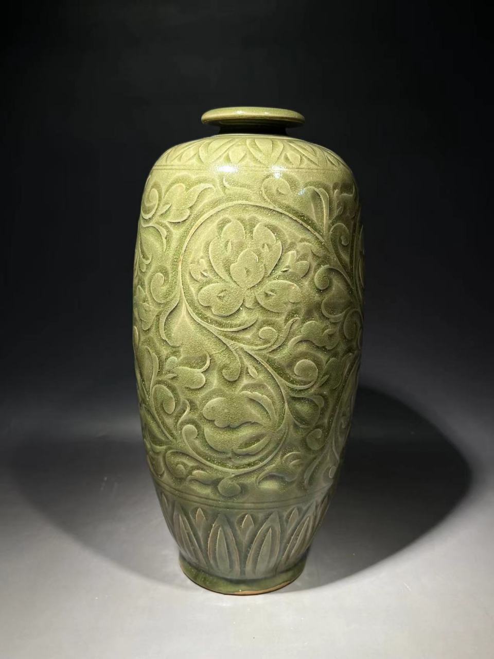 送耀州窑刻划缠枝牡丹莱菔尊,刀法犀利,缠枝牡丹刻划灵动立体感强,器