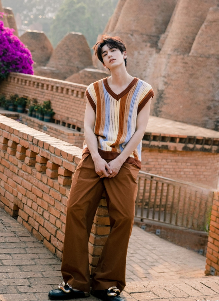 张凌赫日常营业又帅又有气质,高高瘦瘦但还有肌肉线条,外形演偶像剧男