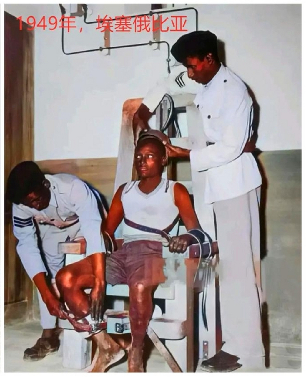 犯人会被绑到一个特制的椅子上,身上各处都会拴着电极,当行刑者为电椅