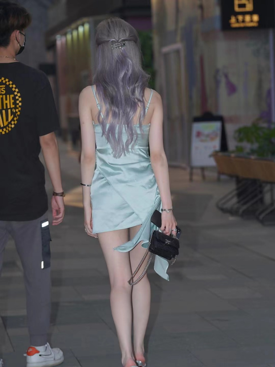 街拍小姐姐背影,这头发的颜色不错!