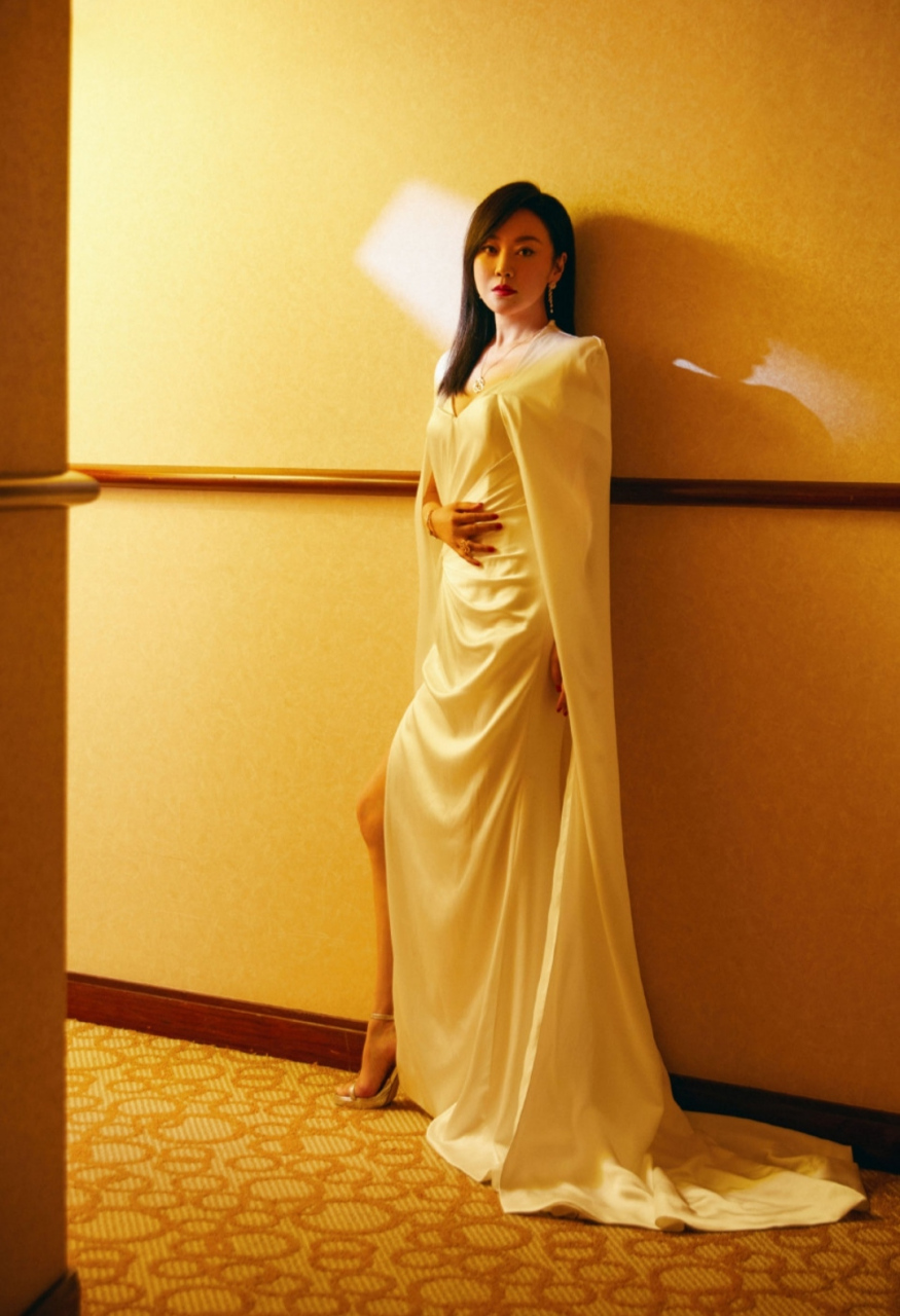 貌若天仙的性感女神#闫妮# 一袭白色深v高开叉礼裙,丰满傲人的事业线