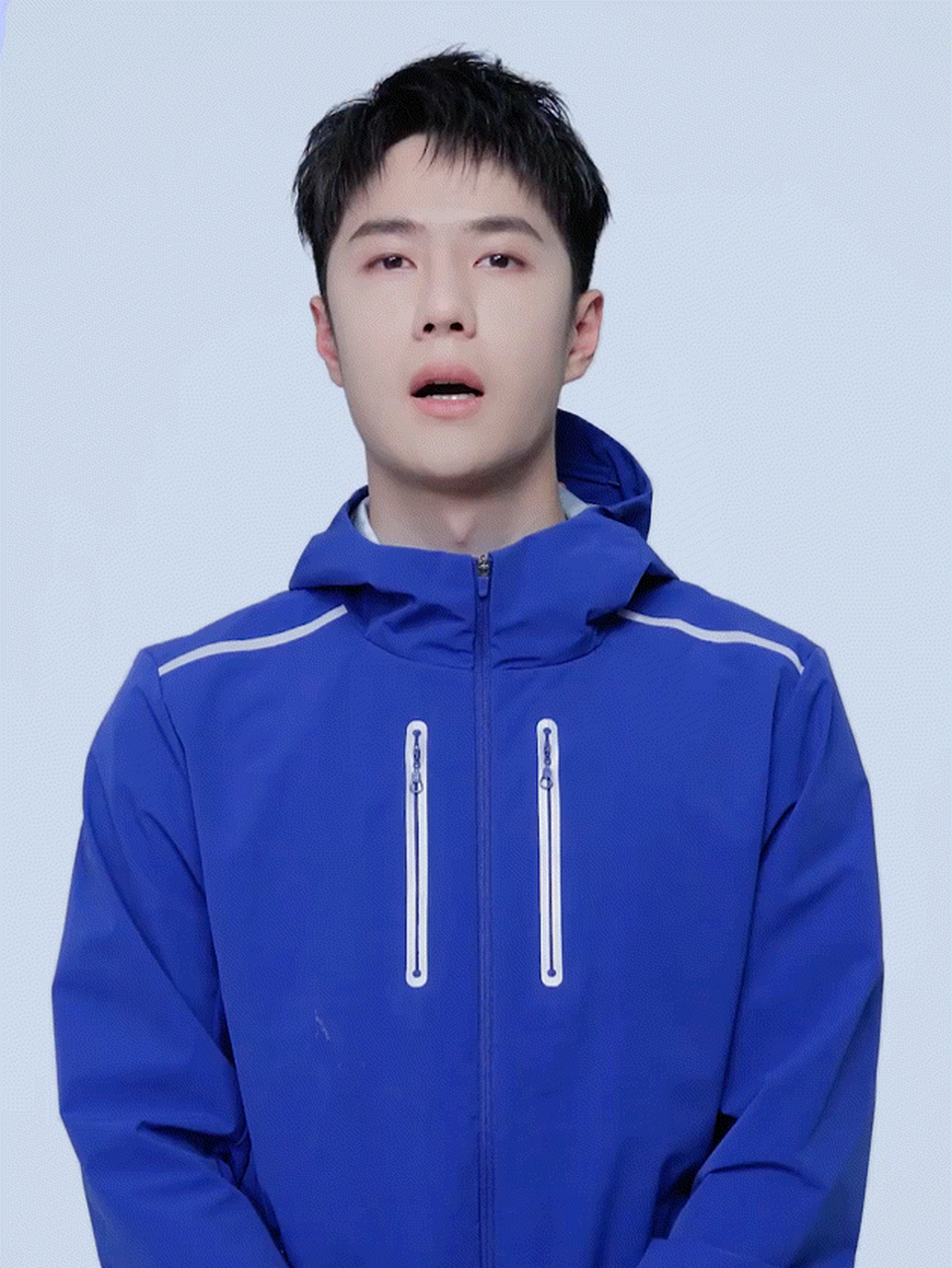 新鲜的啵啵,王一博的这蓝色运动套装,把他的肤色衬托的格外的亮,再加