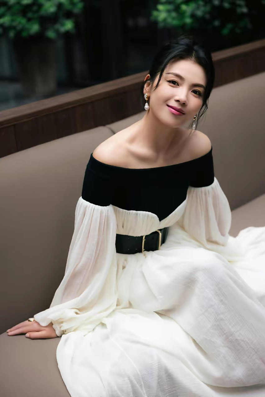 刘涛身穿一款露肩连衣裙,优雅知性,尽显温婉魅力