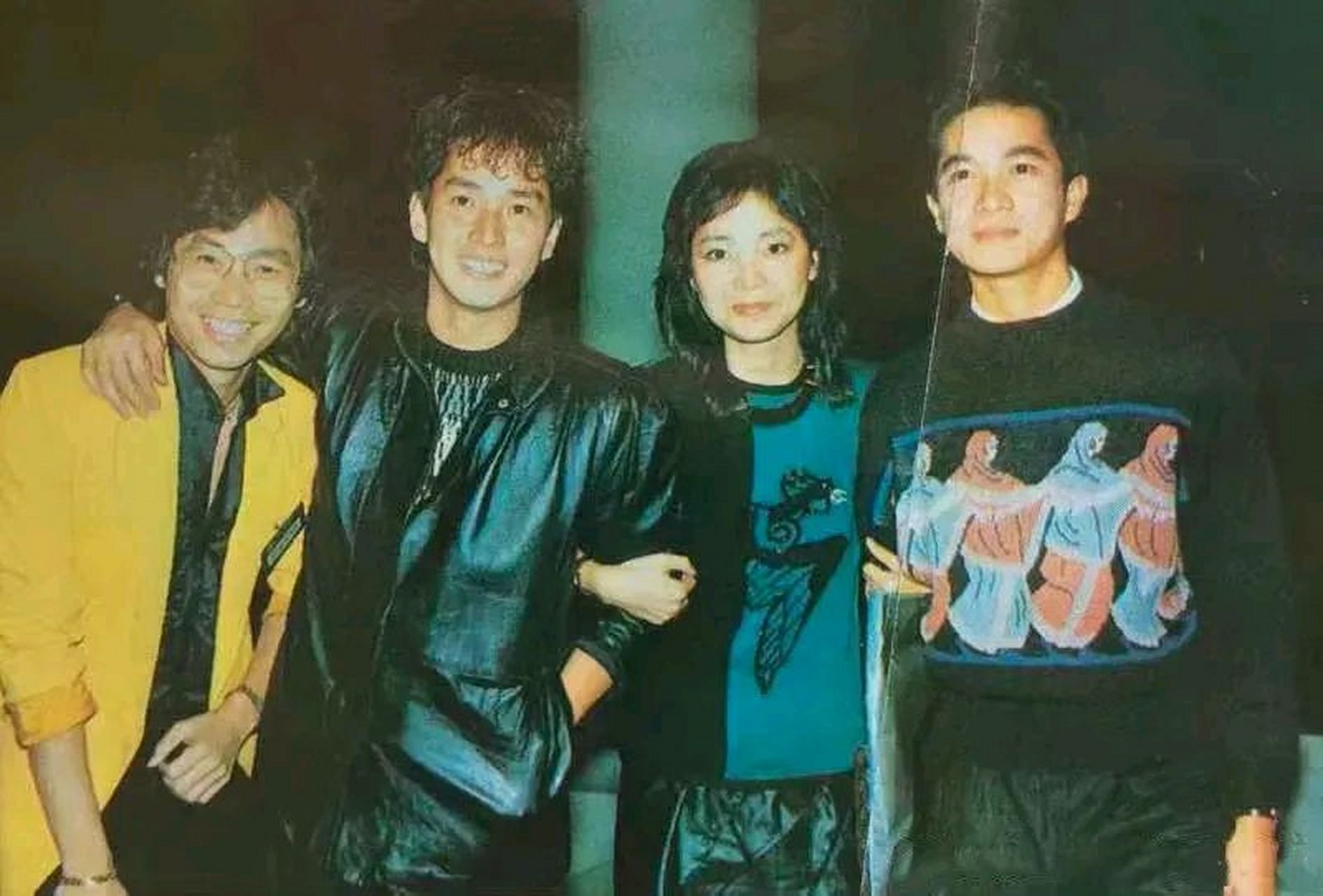 邓丽君,陈百强的歌声都动情,细腻,是能够唱出个人风格,几乎首首动听的