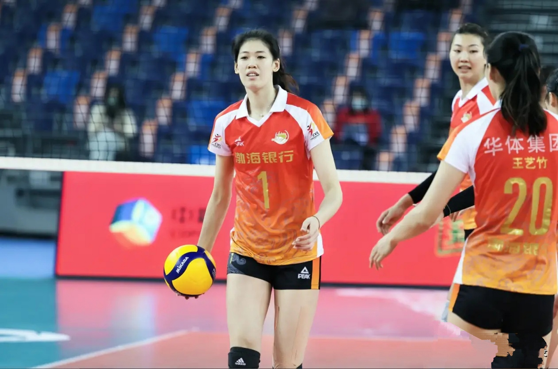 7月27日,中国天津女排俱乐部的新赛季大名单出炉了,主力和替补一共14