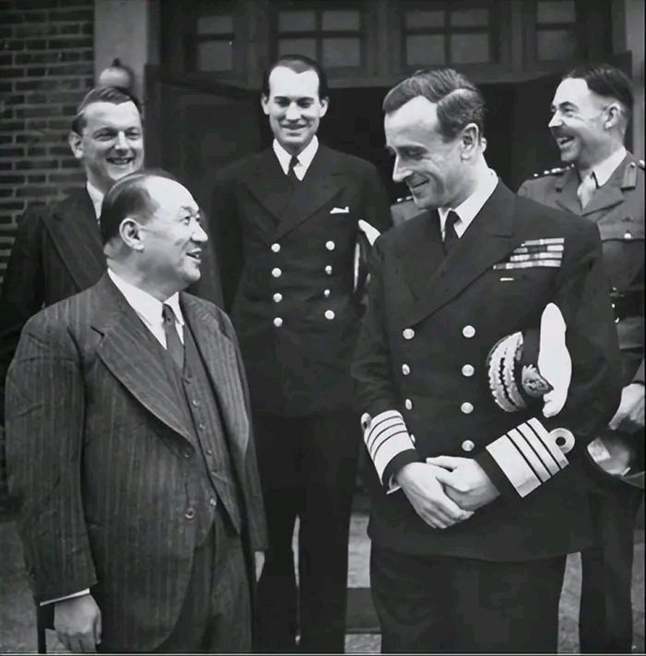 这是孔祥熙和蒙巴顿的合照,拍摄于1943年.