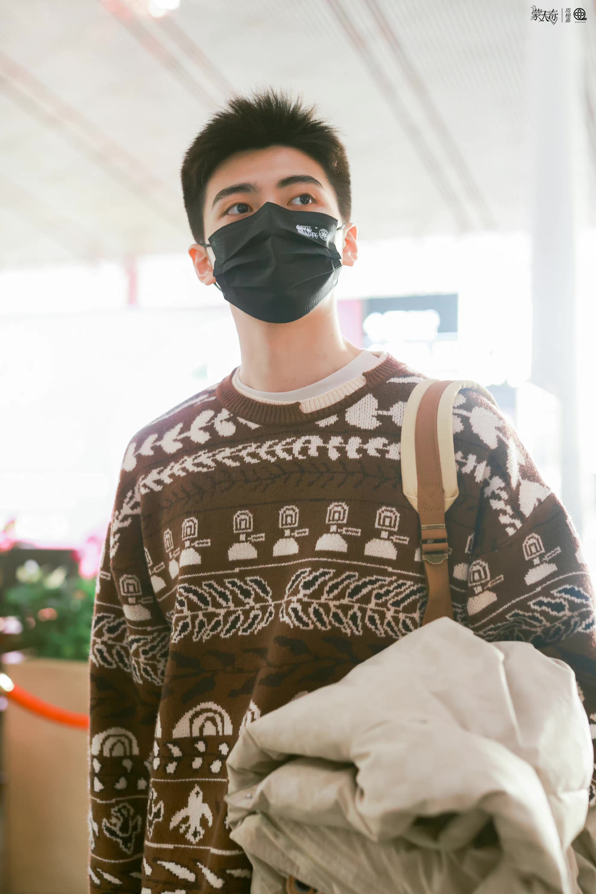 焉栩嘉今日份机场饭拍,毛衣 短发干练清爽