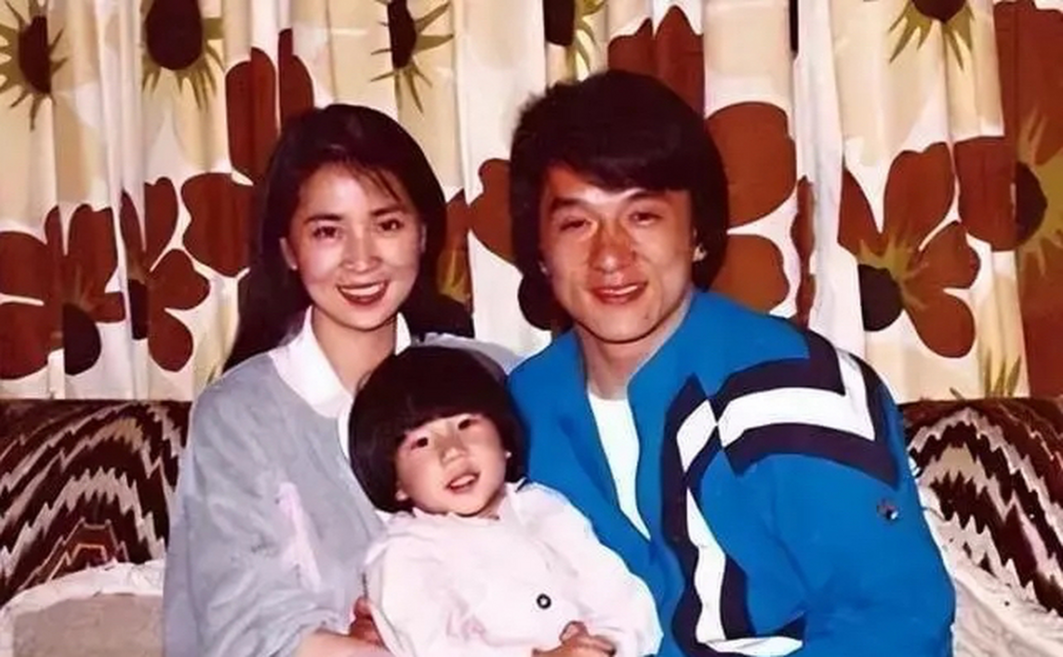 1995年5月,身体每况愈下的邓丽君给前男友成龙打了个电话,忙碌的成龙