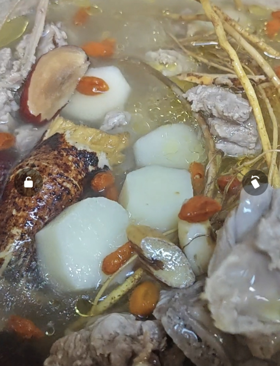 中午分享一道五指毛桃准山煲排骨汤,此汤有健脾利肺,舒活筋骨等作用