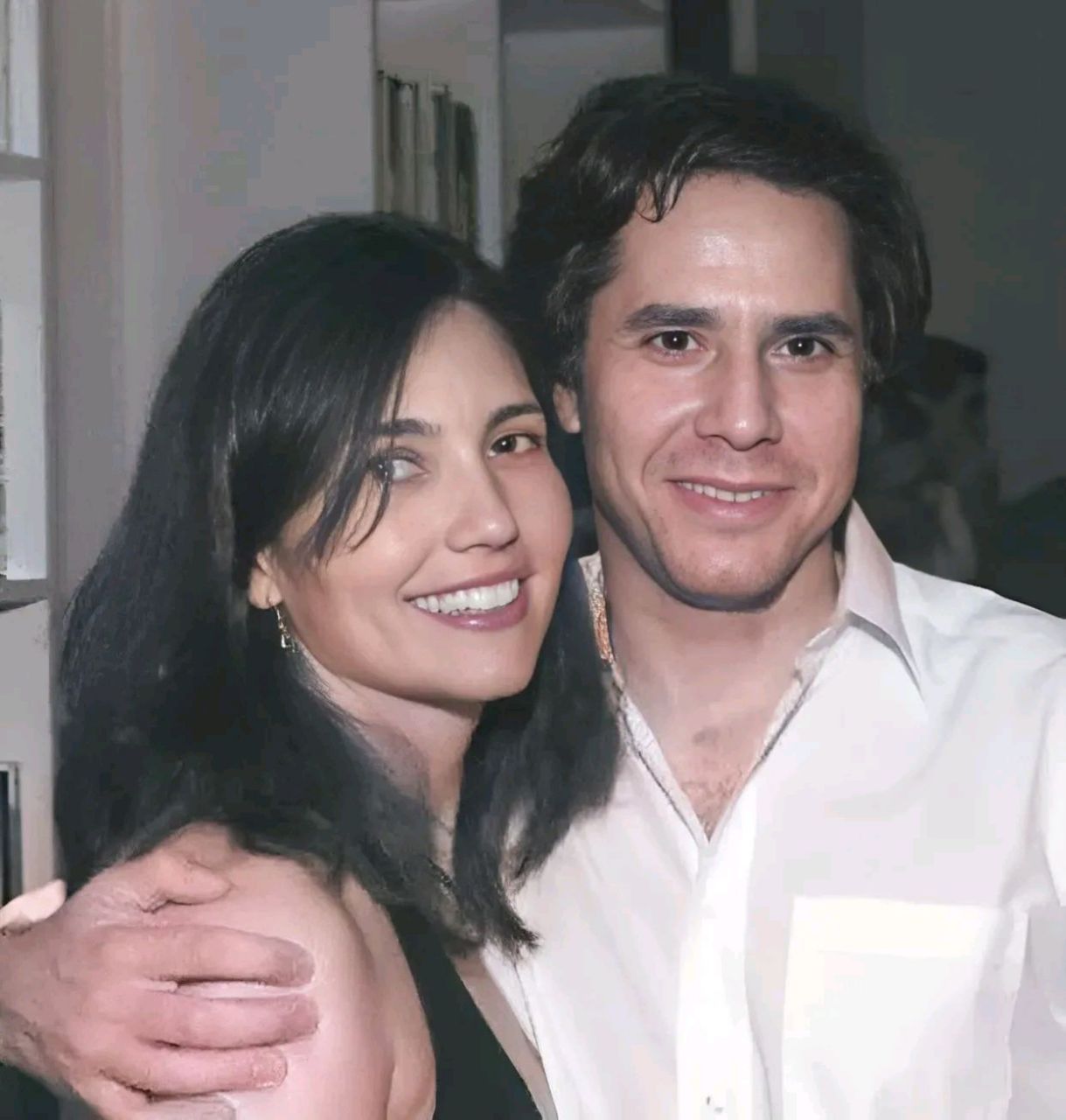 这是美国现国务卿布林肯年轻时和爱人的合影,风流倜傥,玉树临风.