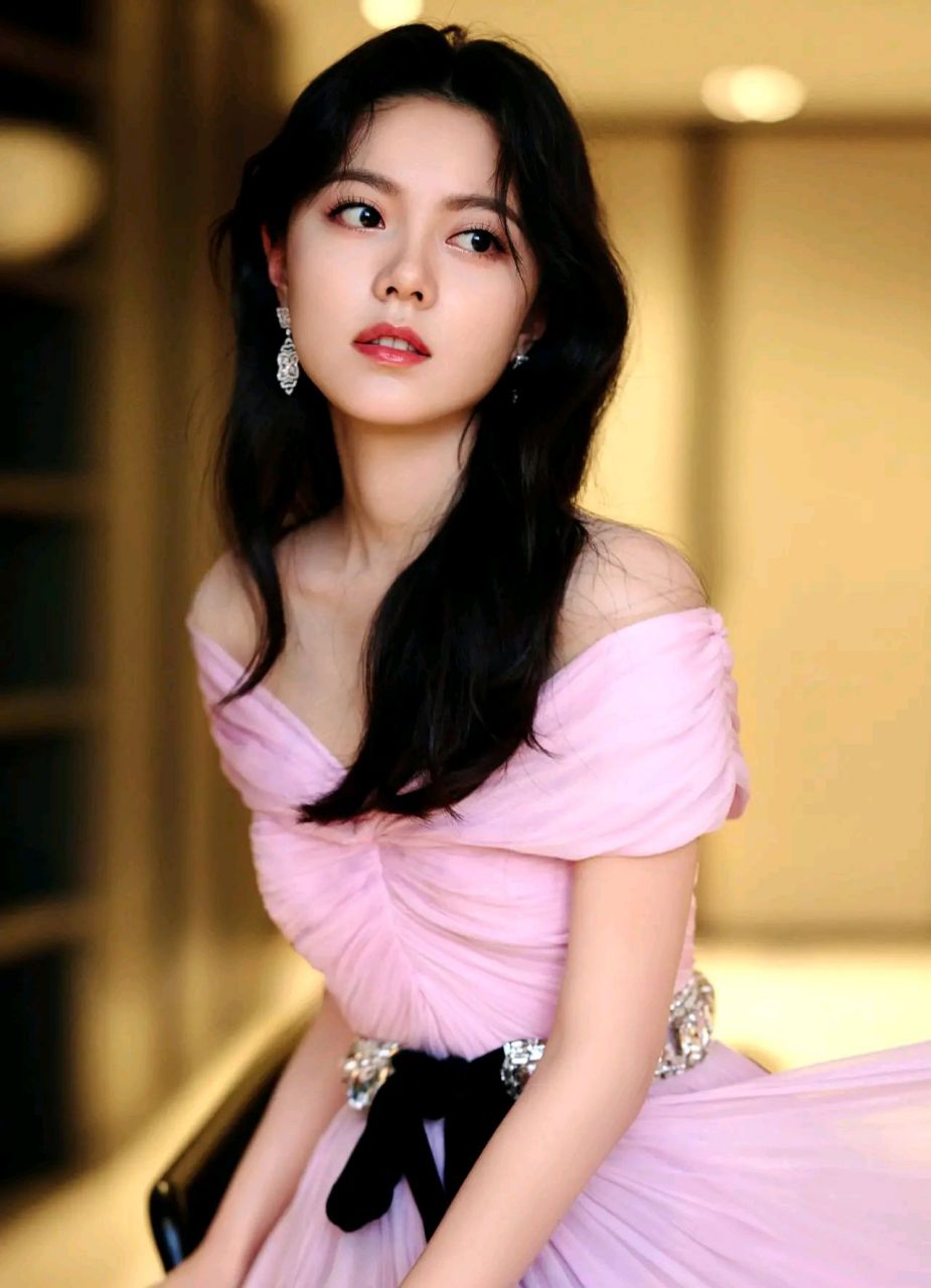 赵今麦粉色露肩礼服裙造型甜美迷人#娱乐大赏# #明星的那些神图