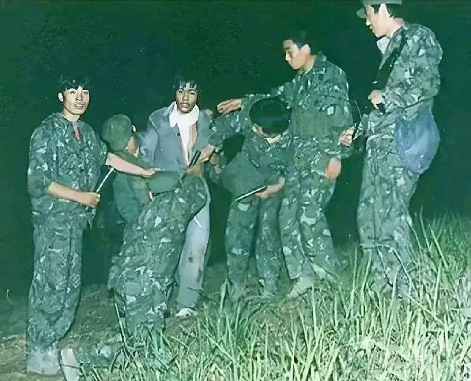 越战第一侦察兵捕俘手,钢刀穿胸奔袭30里,荣立一等功后,拒绝提干.