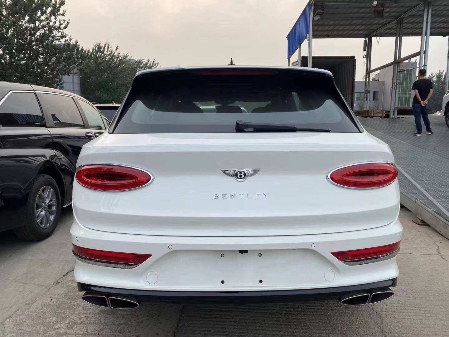 byd 大哥大 宾利添越v8 首发限量版 到港拆箱