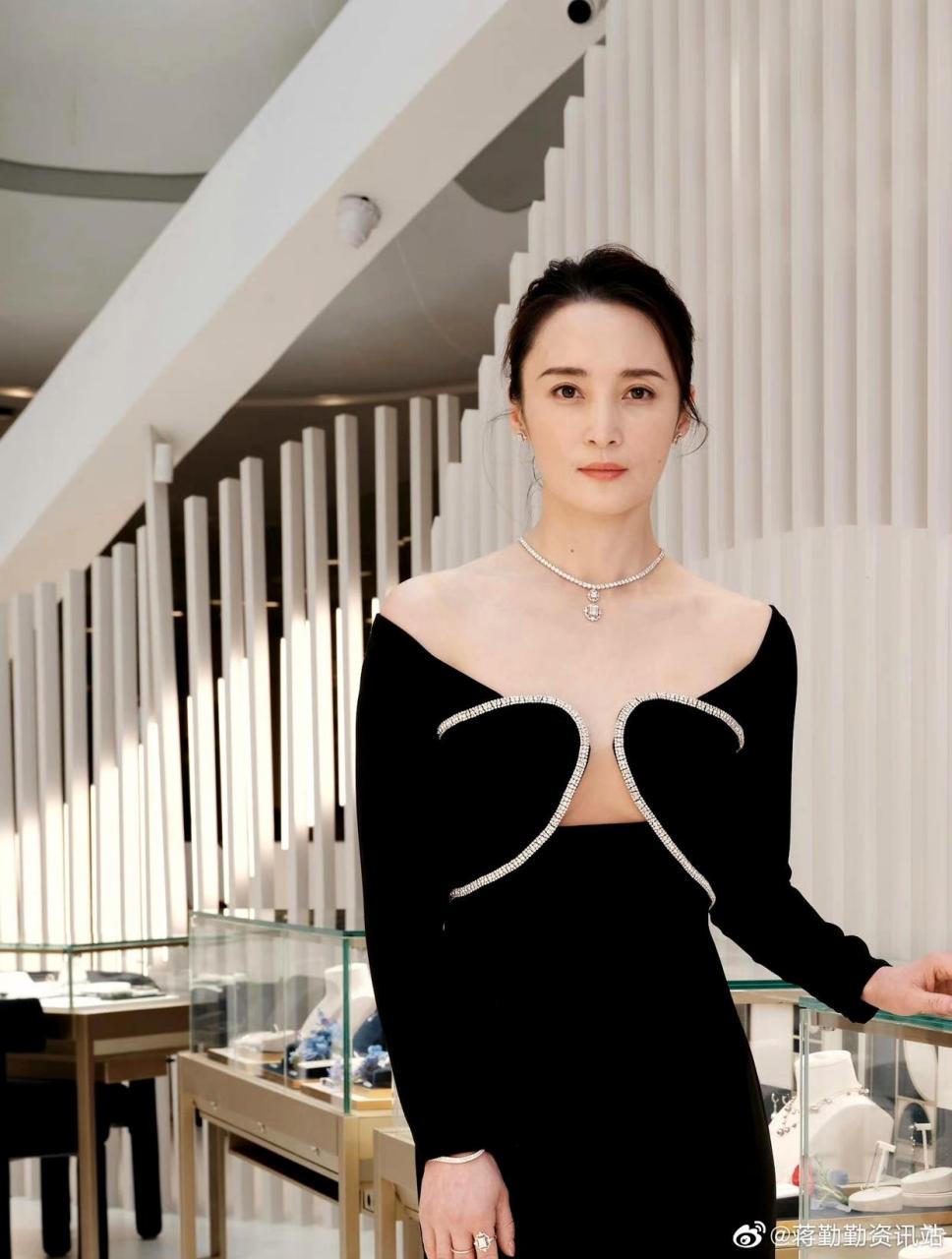 蒋勤勤最新活动生图,是因为太瘦了吗?感觉这件衣服没有穿出美感.