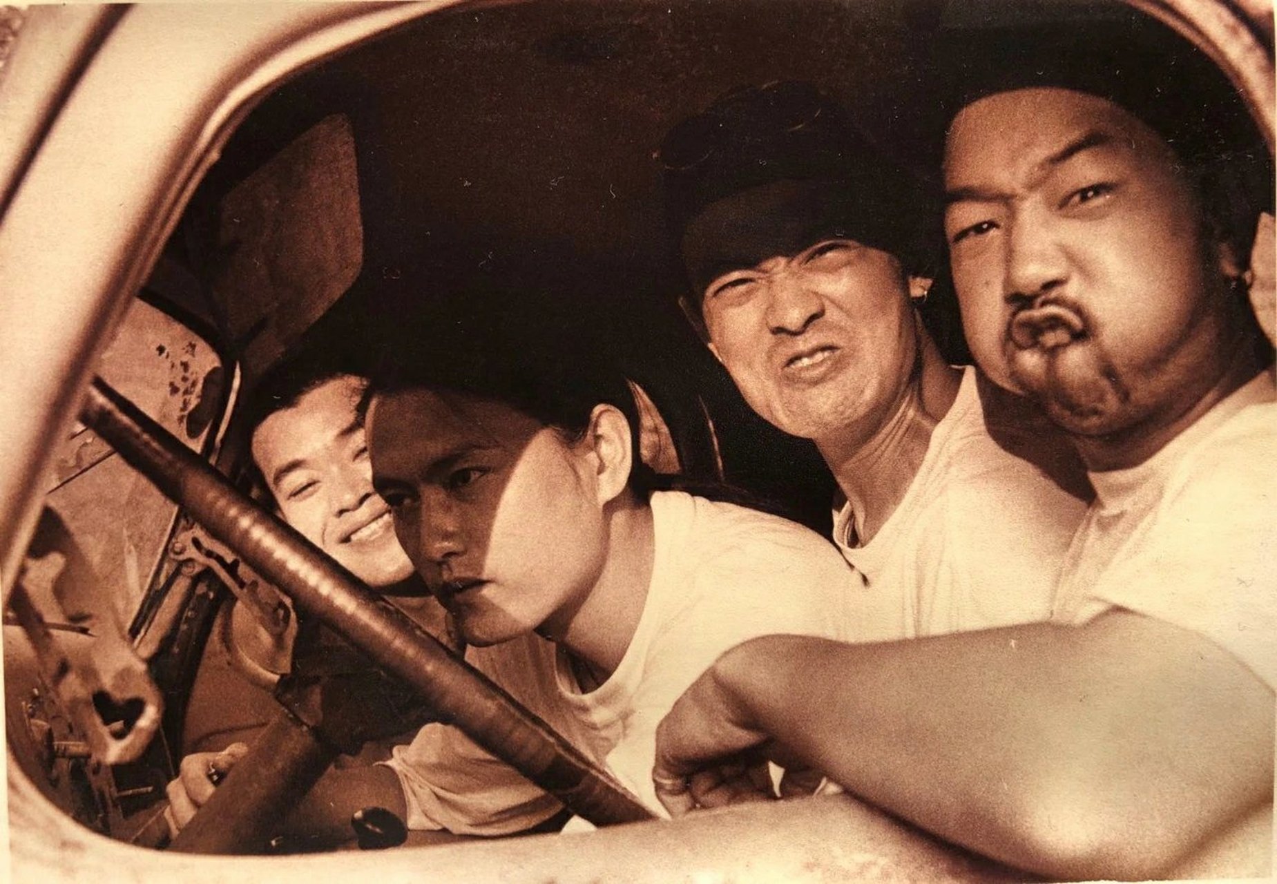 周韧 & 红烧肉乐队 ▼  贝斯/刘文泰 鼓手/王澜  主唱/周韧 吉他/翁