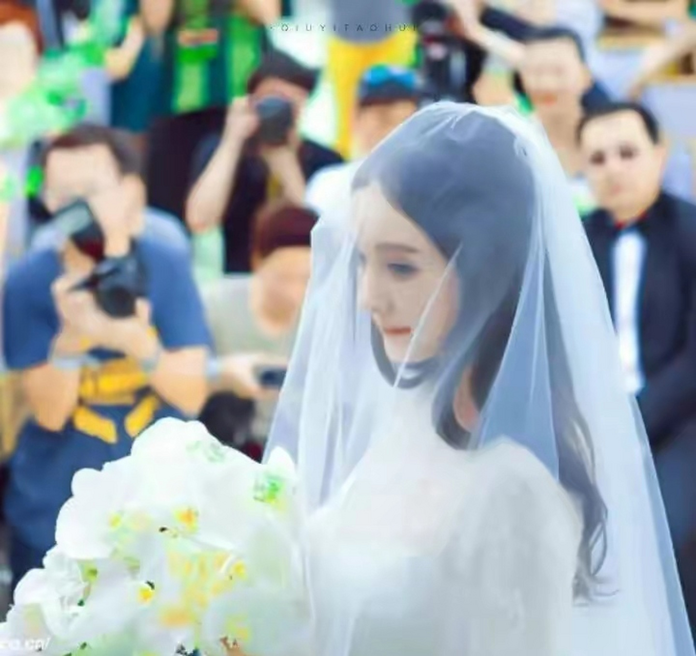 杨幂结婚时巨美,眼睛里有光,虽然造型简单,但是真的很美丽!