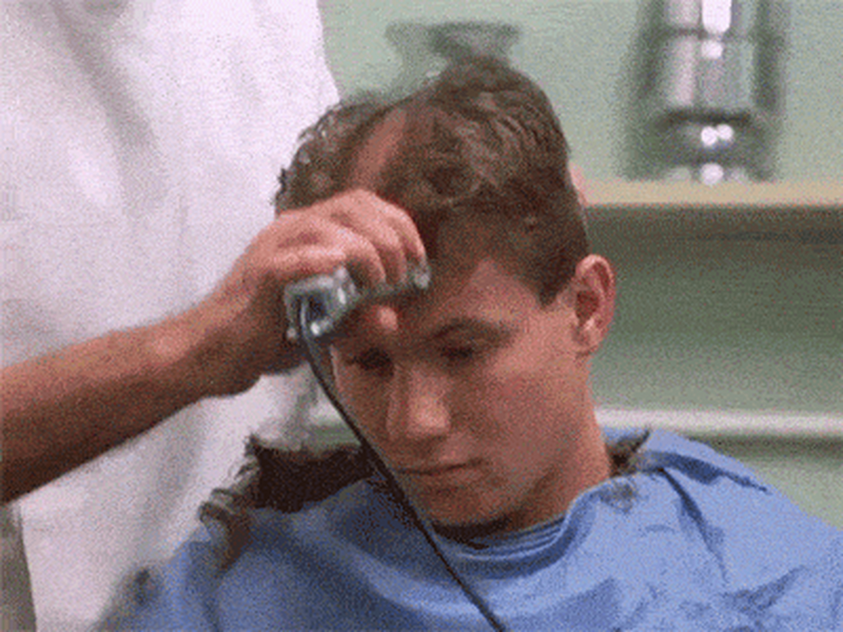 这或许就是理发师理解的"剪短一点点"吧