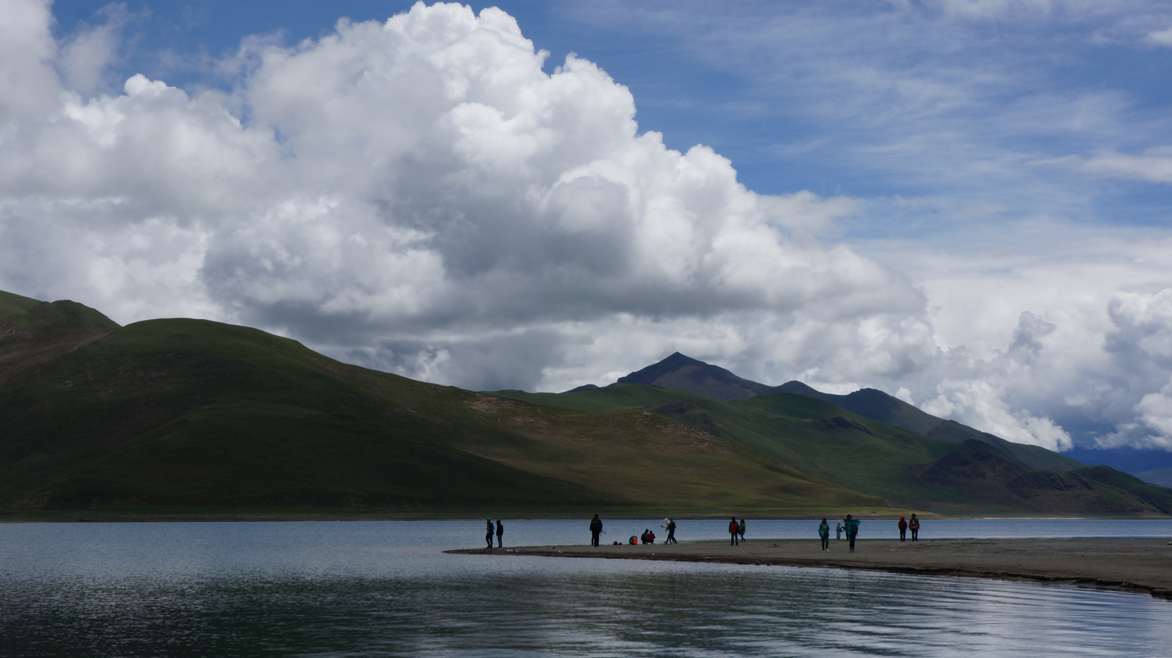 羊卓雍错湖 羊卓雍错湖位于西藏自治区山南市浪卡子县,它与纳木措湖