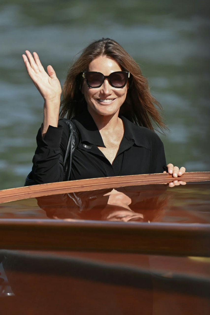 超模卡拉·布鲁尼和丈夫萨科齐抵达威尼斯,参加电影节活动.