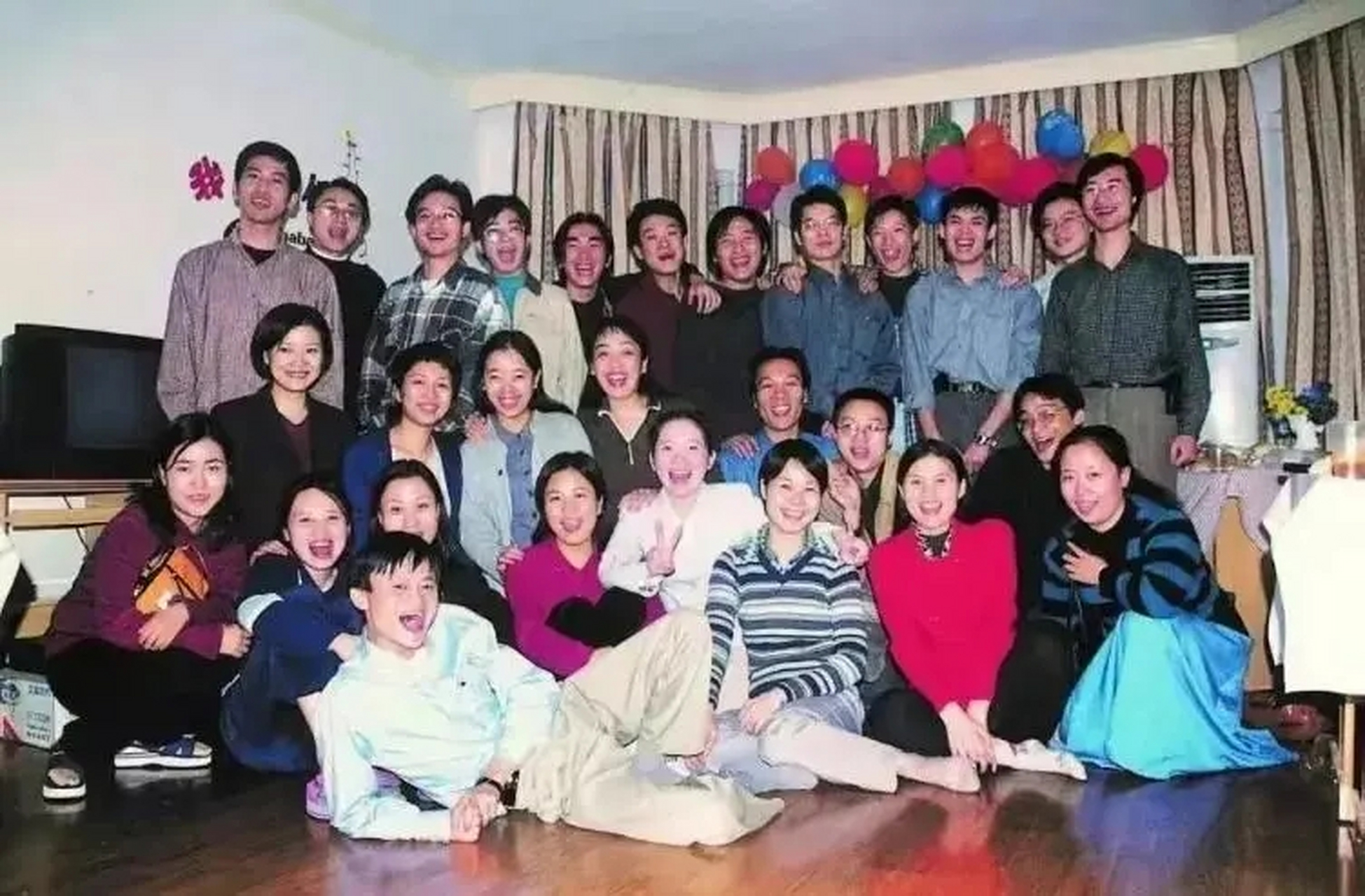 马云老婆张瑛曾经是班花,这是他们班级同学合影,你们看她能做班花吗?