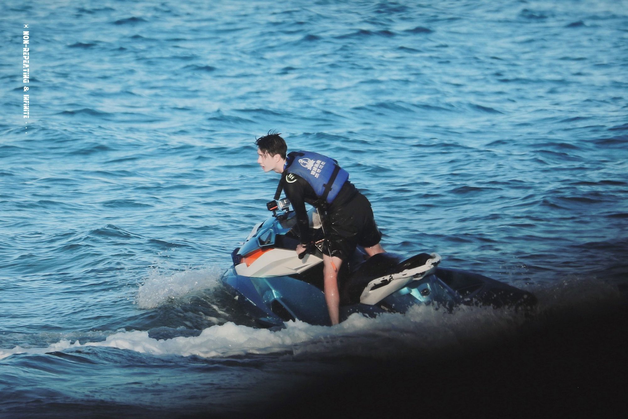 一组王一博在海边的造型来袭,清爽又帅气,湿发太撩啦