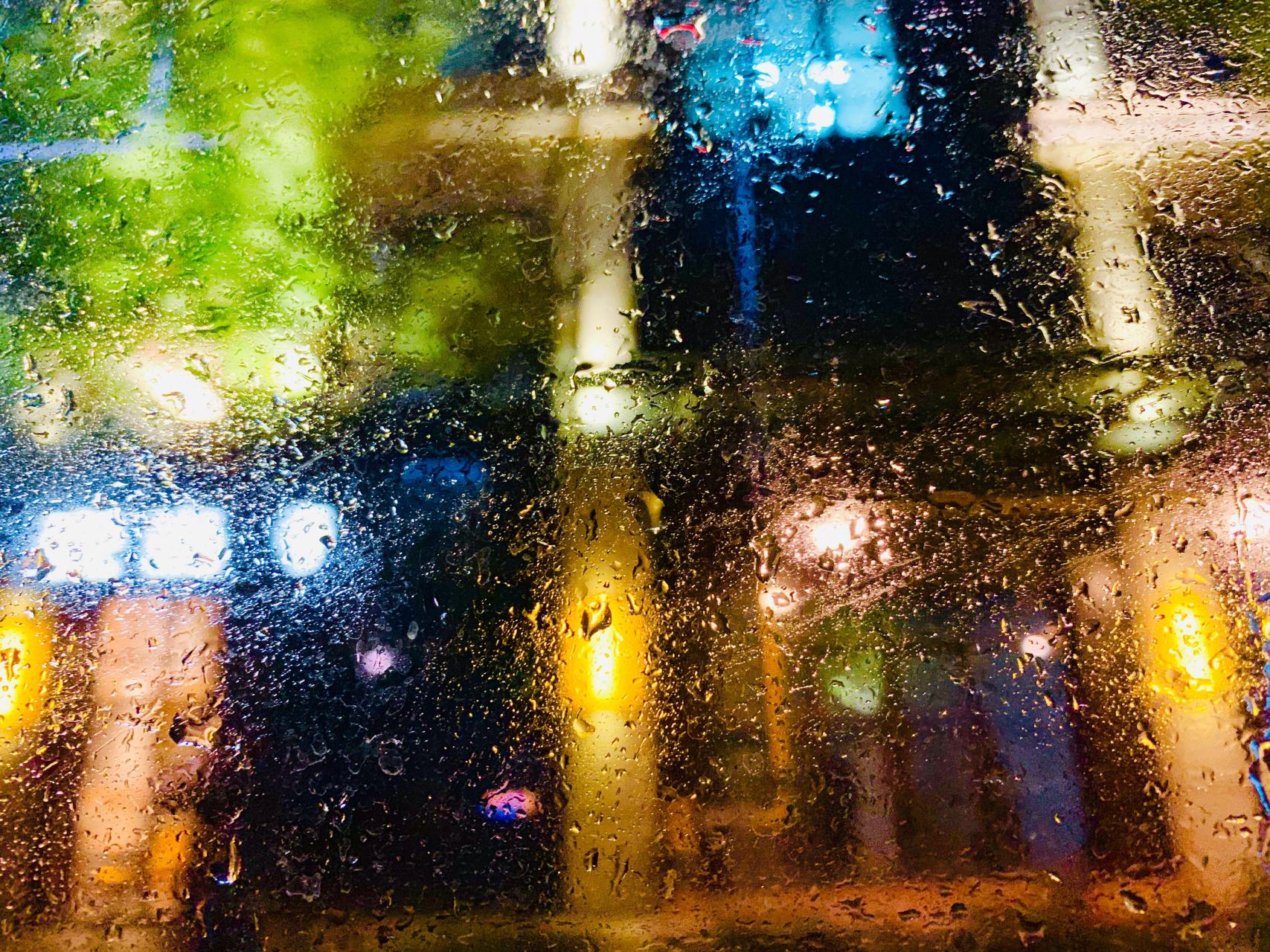 凌晨3点,大雨倾盆而下, 哗哗的雨声不绝于耳, 我从睡梦中醒来,听着