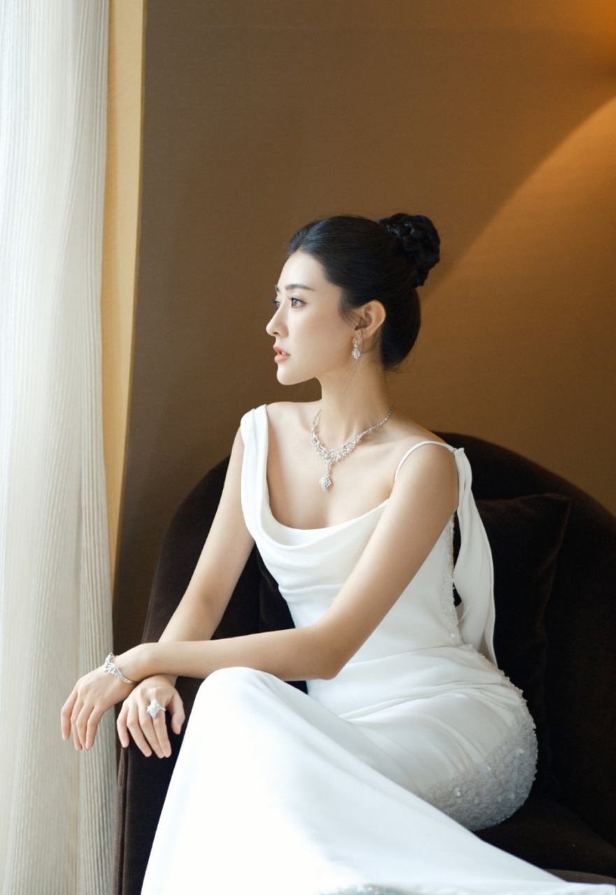 甜美女神#梁洁# 一袭白色荡领连衣裙,肤白貌美的容颜,纤瘦高挑的身材.