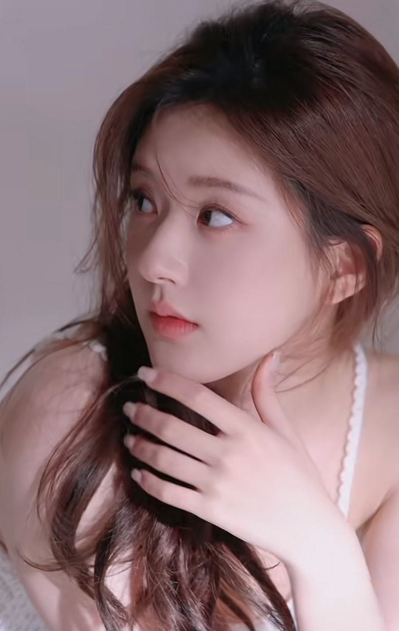 赵露思发新歌录制mv,清透妆容衬托白皙好肤色,低马尾微卷蓬松韩范十足