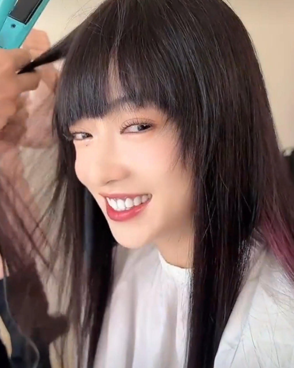 吴谨言尝试学生头有点惊艳,齐刘海虽然显得厚重,但效果特别减龄.