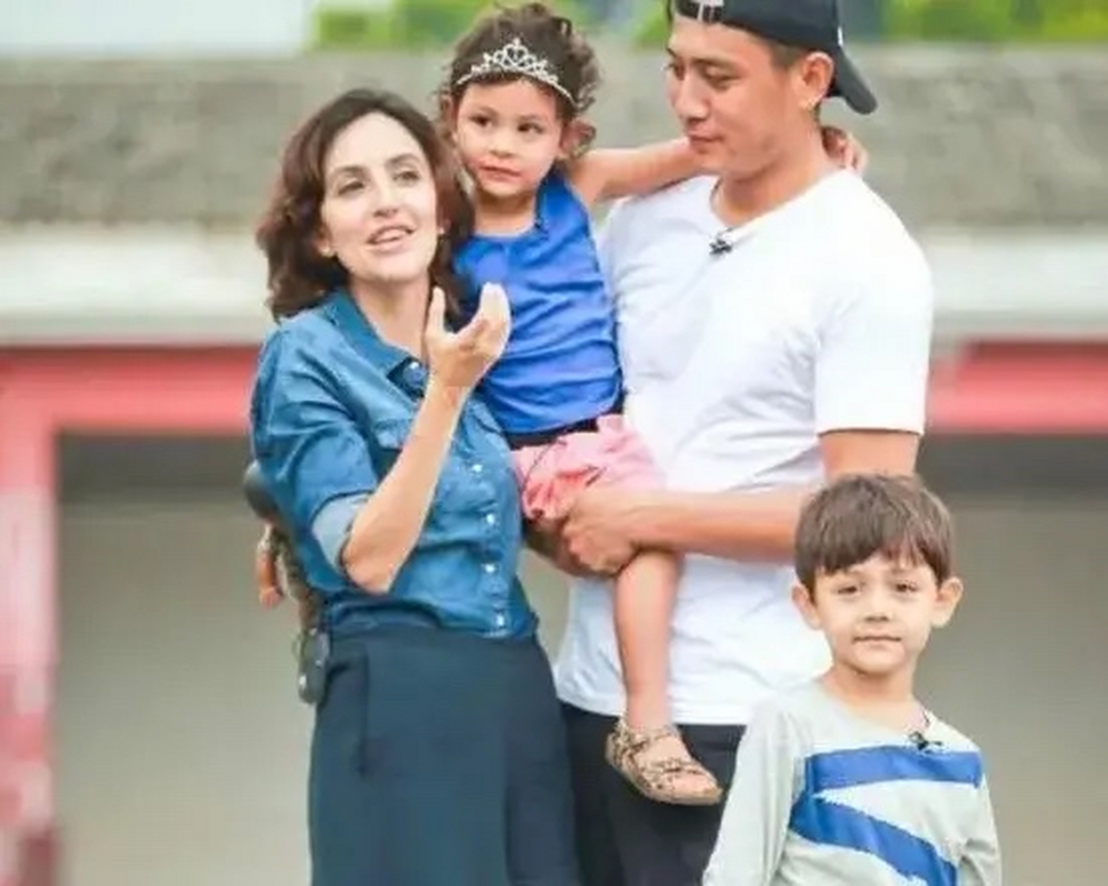 刘烨一家四口久违同框,画面温馨有爱.