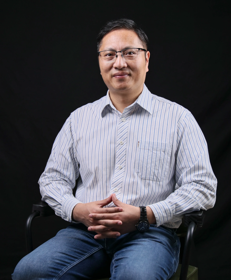 新闻学教授回怼张雪峰:别被他忽悠,害人不浅误导公众!