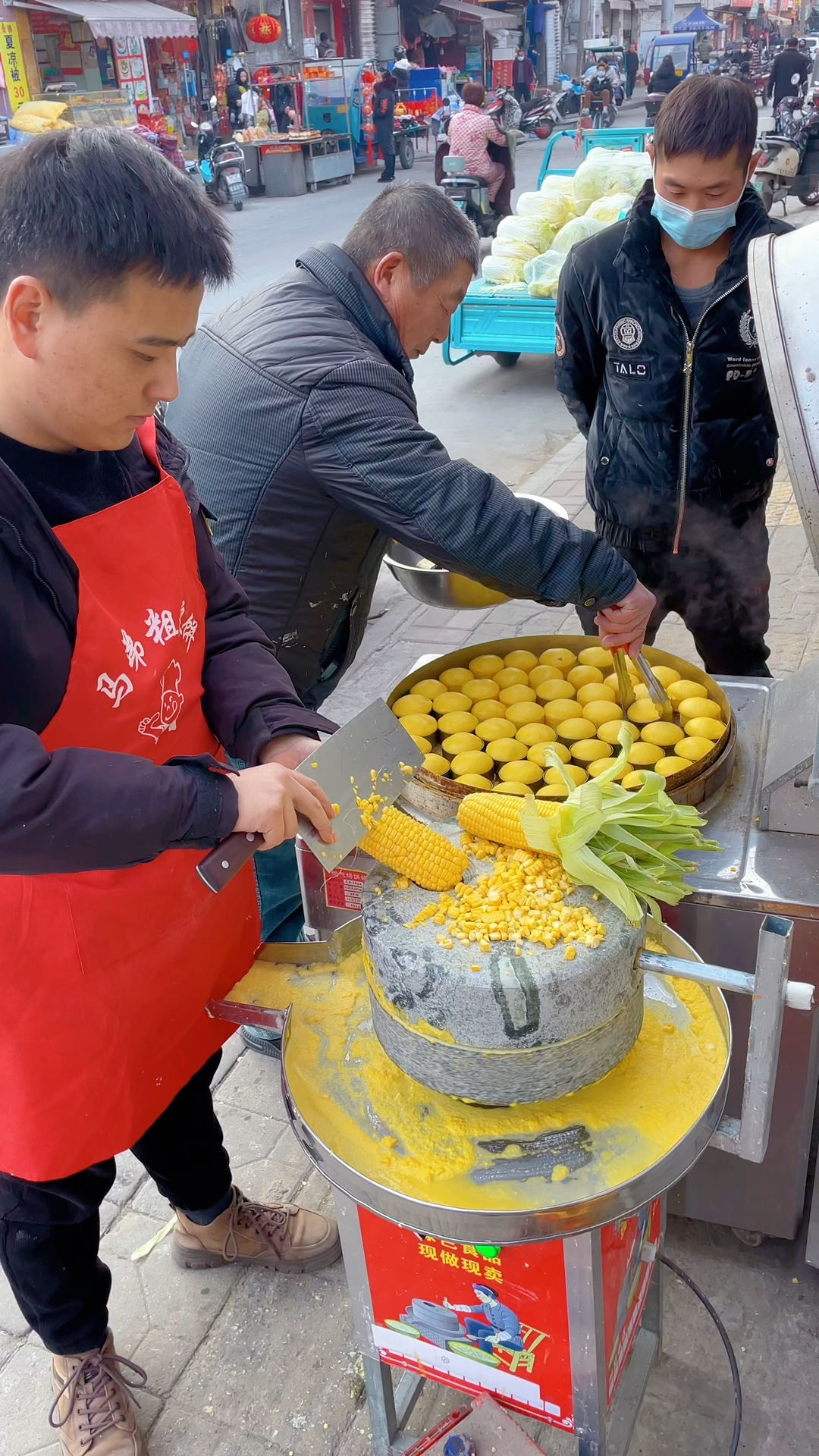 石磨玉米饼子做法:一斤玉米,半斤白面,8克泡打粉,30克白糖,10克吉士粉