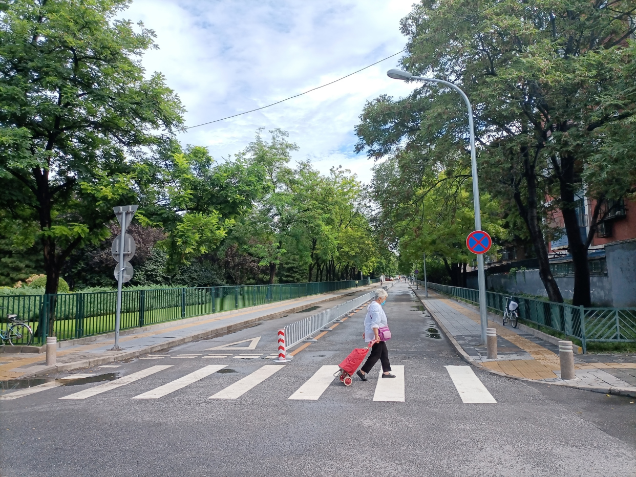 永定路街道整顿路面停车优化居民出行