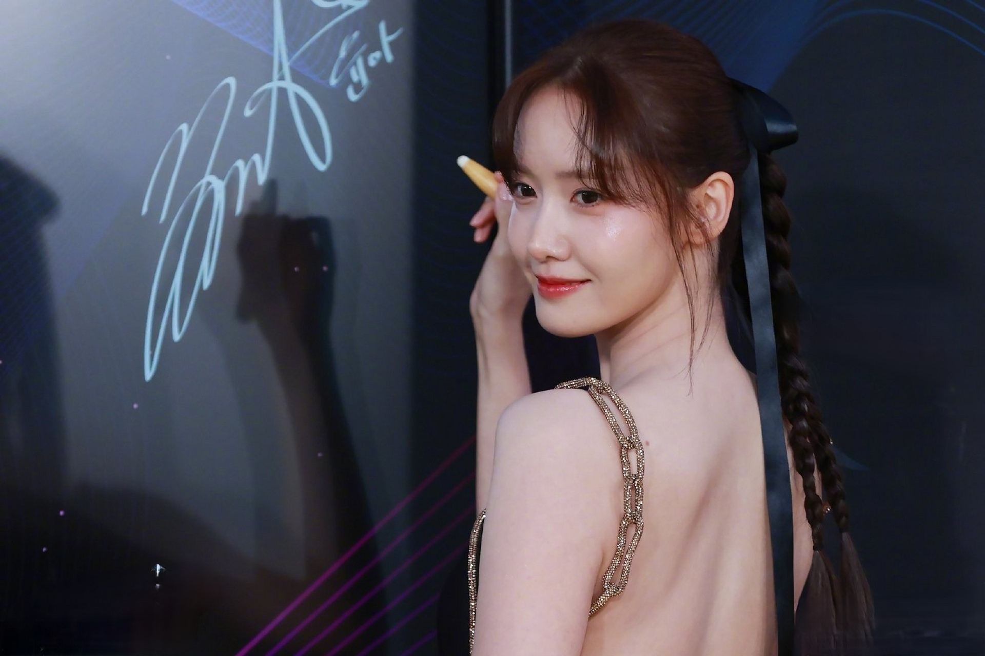 林允儿亮相第2届青龙电视剧大赏红毯,一袭露背裙造型大秀完美身材,是